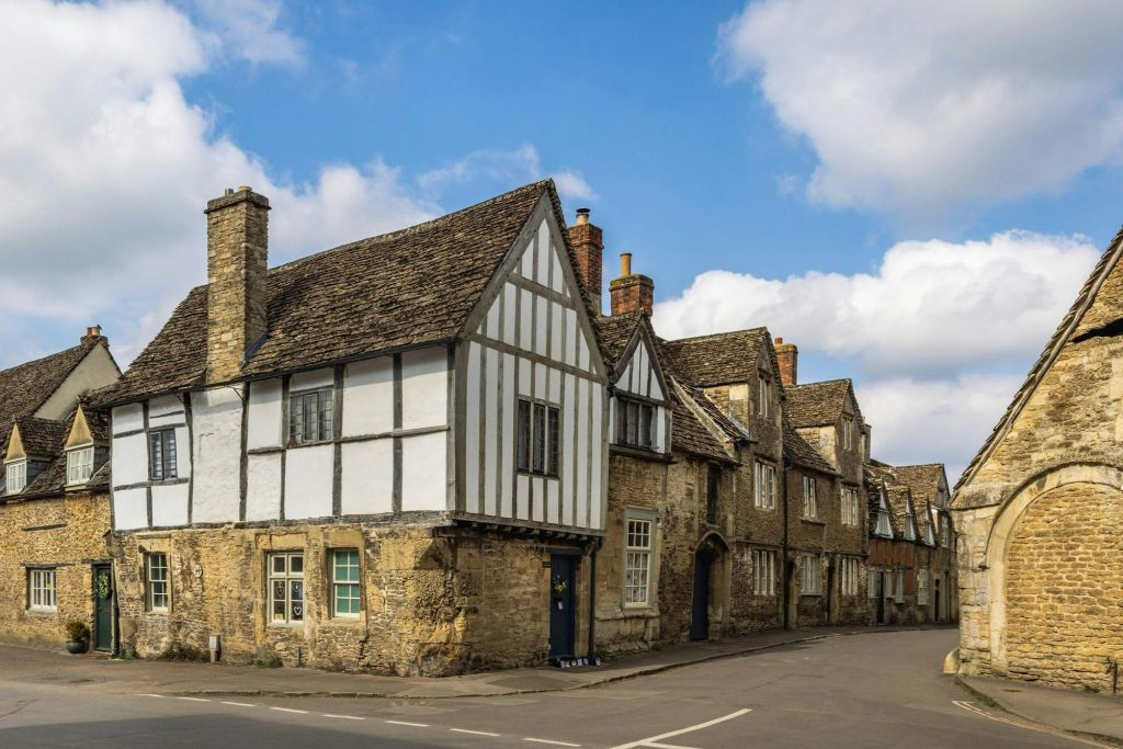 Stonehenge, Lacock & Bath: Guided Tour from London + Private Inner Circle Access