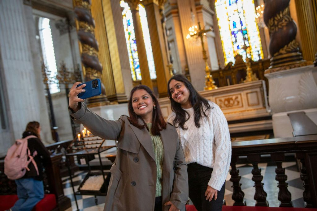 St Paul's Cathedral & Tower of London: Guided Tour + Thames River Cruise