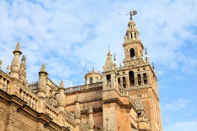 Alcázar Real de Sevilla, la Catedral y La Giralda: visita guiada en grupo reducido