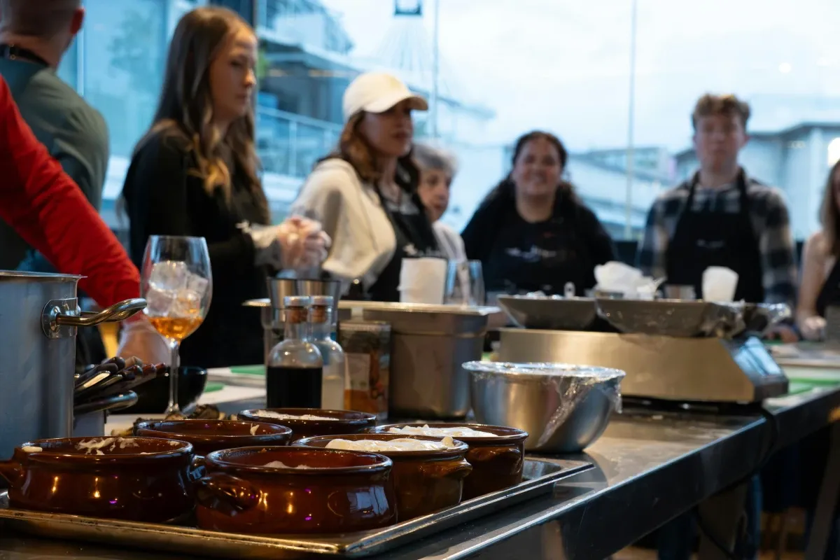 Atenas: Aula de culinária + jantar de 3 pratos