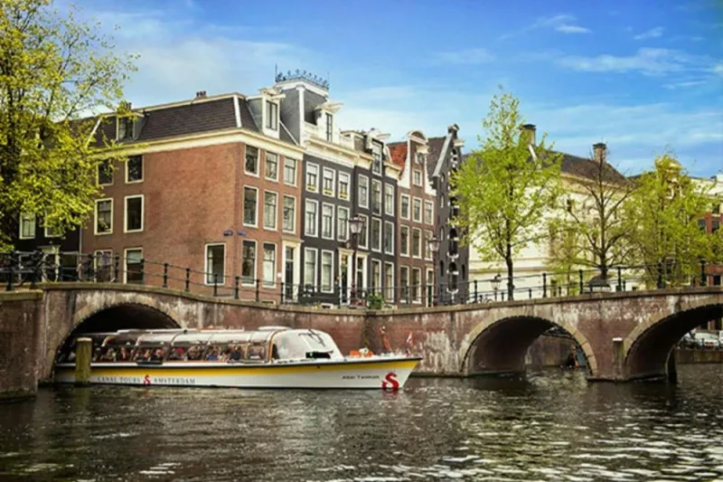 Amsterdam: Traditional Canal Cruise from Central Station