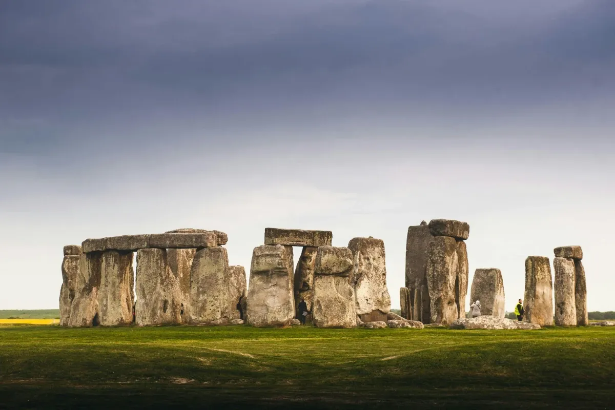 Stonehenge & Cotswolds: Guided Tour from Bath