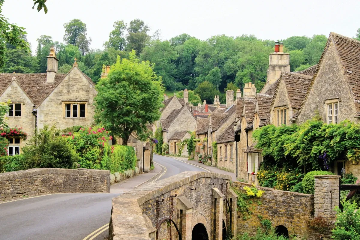Stonehenge & Cotswolds: Guided Tour from Bath
