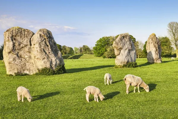 Stonehenge & Cotswolds: Guided Tour from Bath
