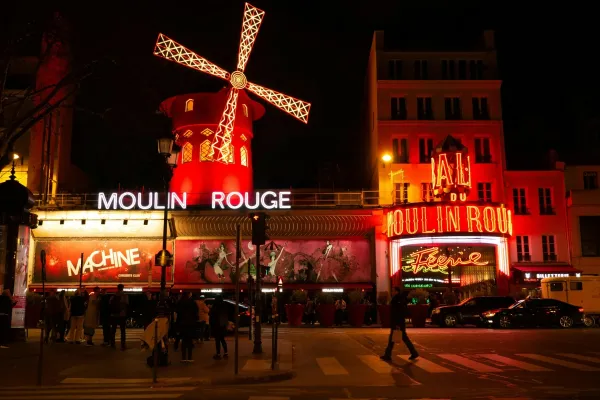 Moulin Rouge : spectacle de cabaret + dîner avec transport