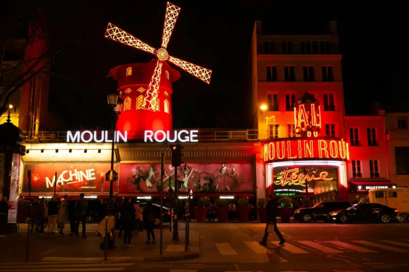 Moulin Rouge : spectacle de cabaret + dîner avec transport