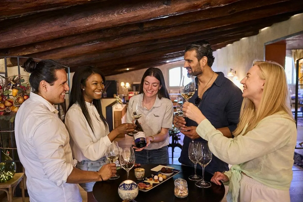Penedès: Visita guiada a una bodega desde Barcelona + paseo en 4x4 + catas de vino y cava