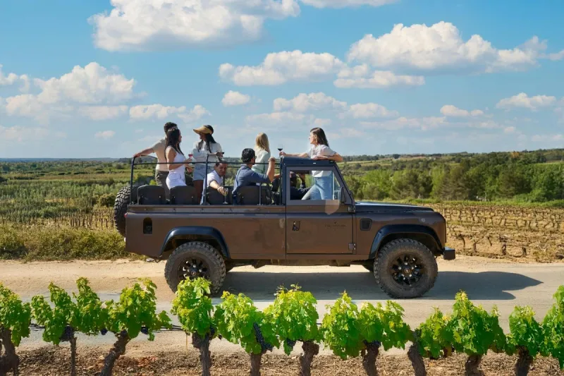 Penedès: Visita guiada a una bodega desde Barcelona + paseo en 4x4 + catas de vino y cava