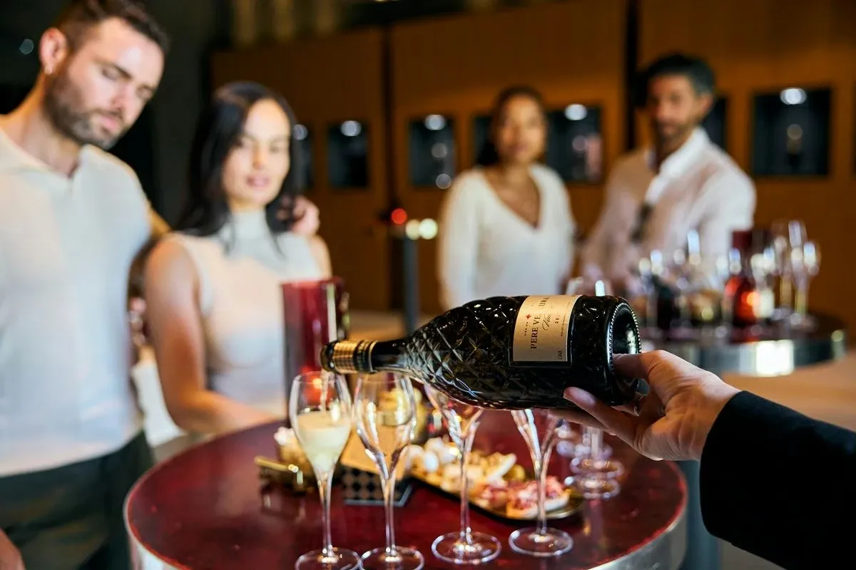 Penedès: Visita guiada a una bodega desde Barcelona + paseo en 4x4 + catas de vino y cava