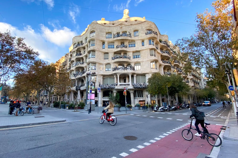 Bike Tour from Gaudí Houses to Barceloneta