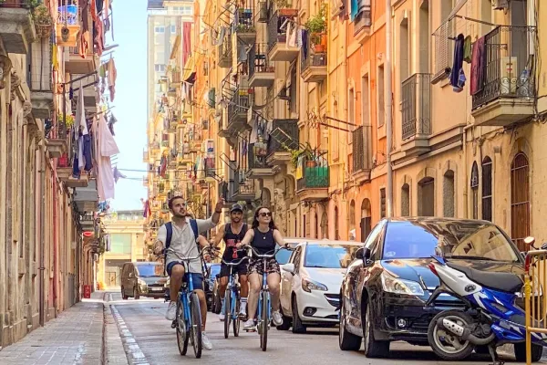 Excursión en Bicicleta desde las Casas de Gaudí a la Barceloneta