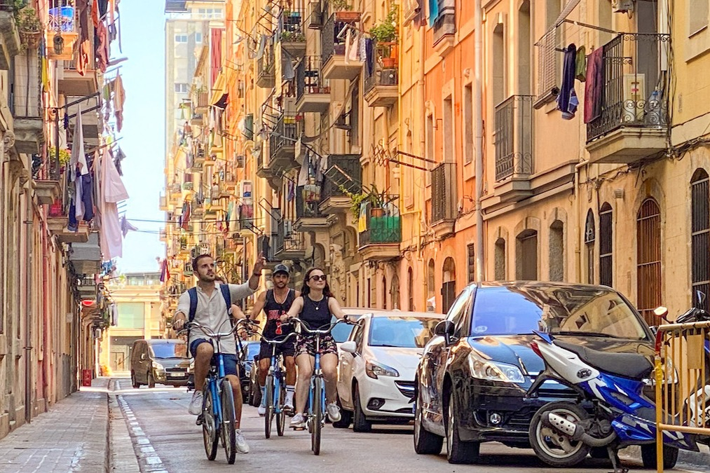 Tour Privado en Bicicleta de las Casas de Gaudí a la Barceloneta
