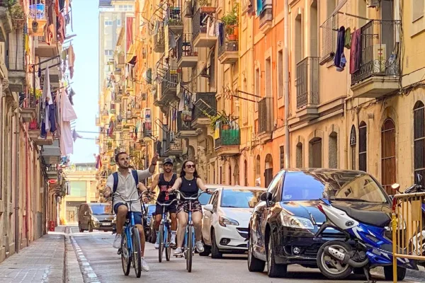 Tour Privado en Bicicleta de las Casas de Gaudí a la Barceloneta