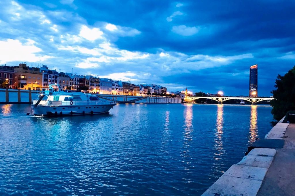 Sevilla: Paseo en barco + Comida o Cena de 5 platos + Bebidas ilimitadas