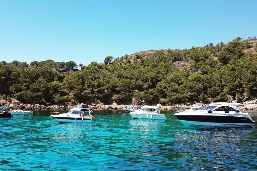 Roses: Cap Norfeu + Excursión en barco a la Cueva de Tamariu