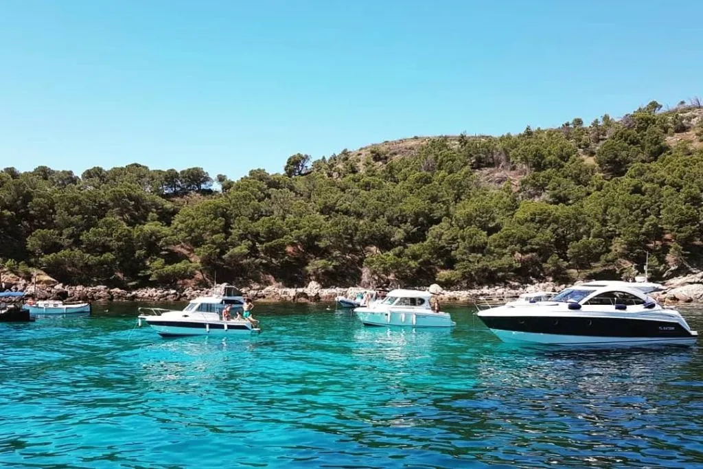Roses: Cap Norfeu + Excursión en barco a la Cueva de Tamariu