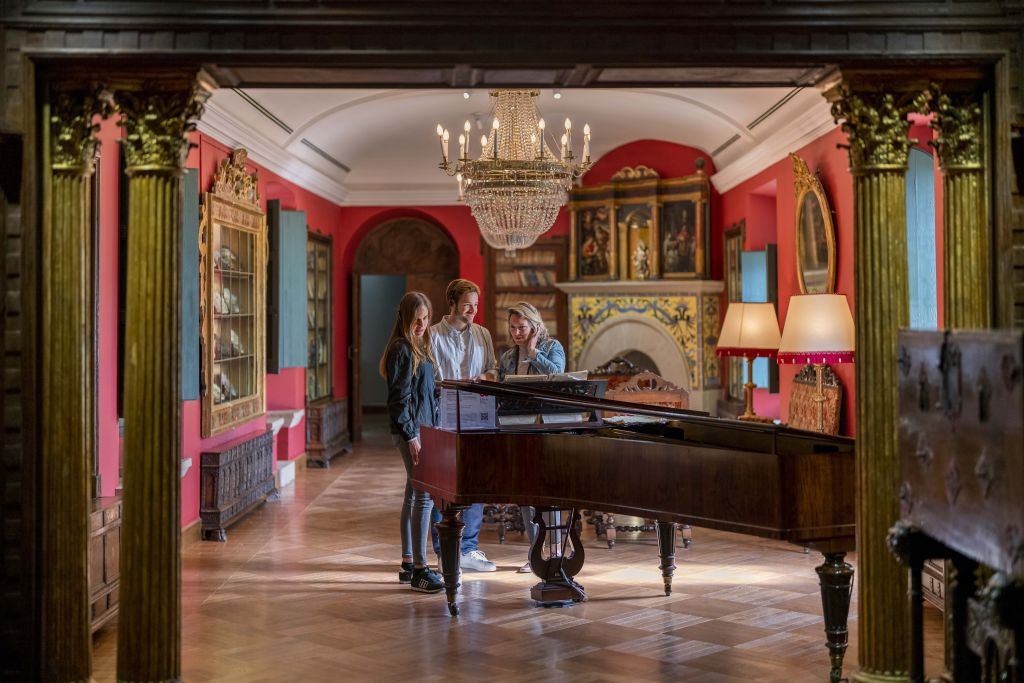 Món Sant Benet: Modernist Experience