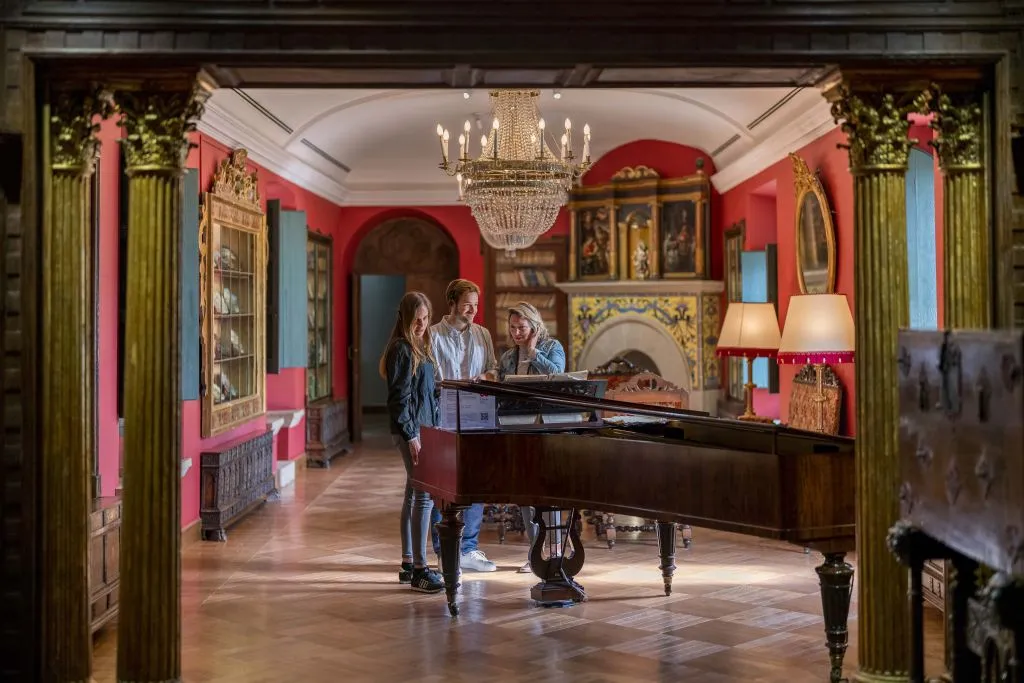 Món Sant Benet: Modernist Experience