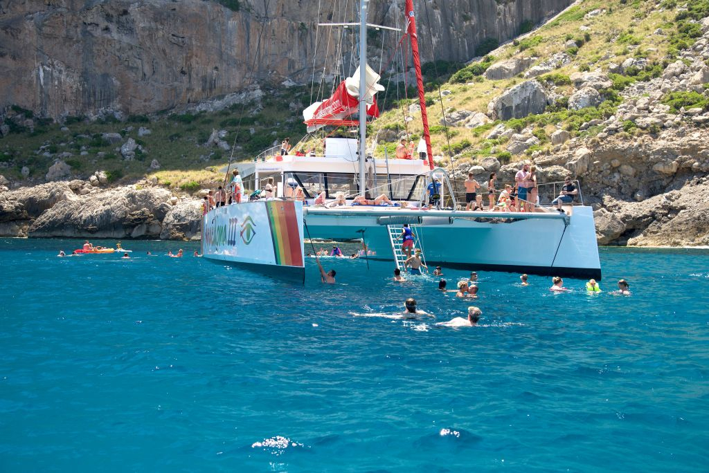 Crucero en catamarán por Mallorca con comida y esnórquel