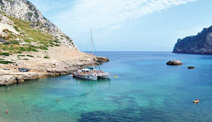Crucero en catamarán por Mallorca con comida y esnórquel