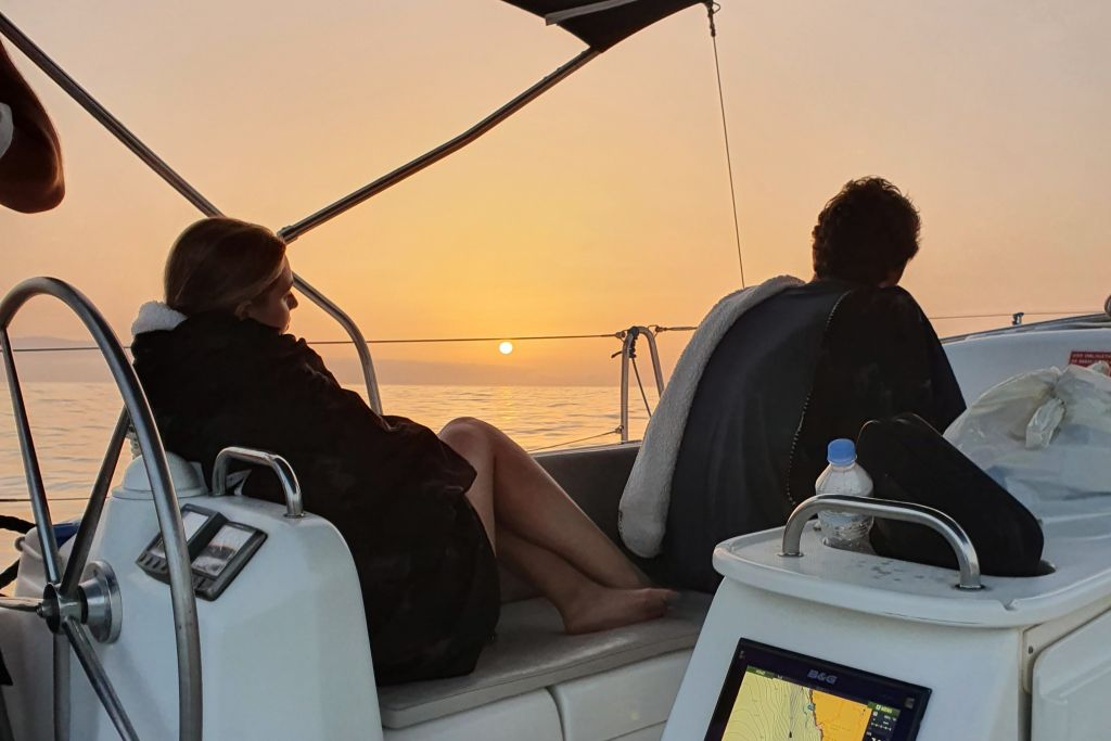 Los Gigantes: Excursión privada en velero de 6 horas con baño, bebida y tapas