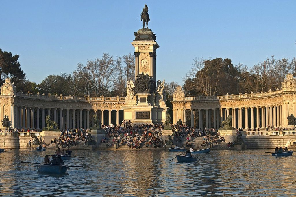 Cibeles and Retiro Park Guided Tour