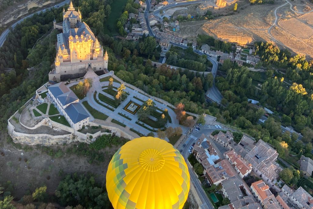 Segovia: volo in mongolfiera con colazione e Cava