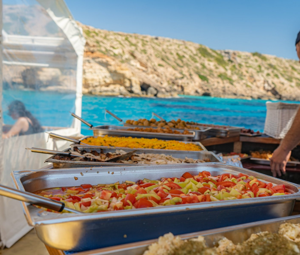 Palma de Mallorca: Excursión en barco con snorkel y música