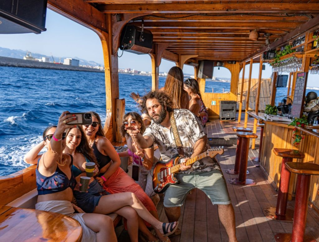 Palma de Mallorca: Excursión en barco con snorkel y música