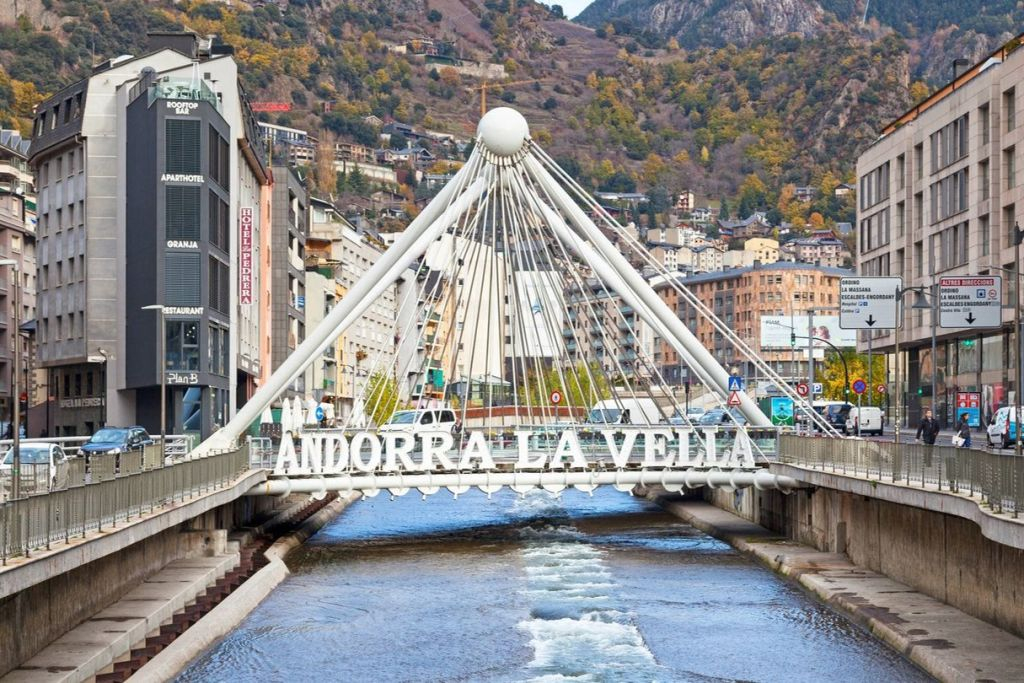 Andorra & France: Day Trip from Barcelona