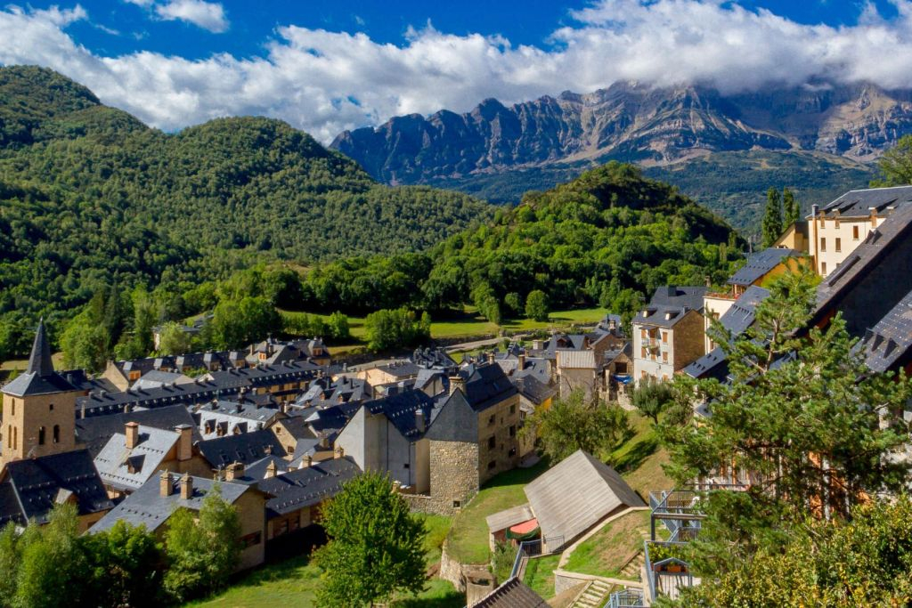Andorra & France: Day Trip from Barcelona
