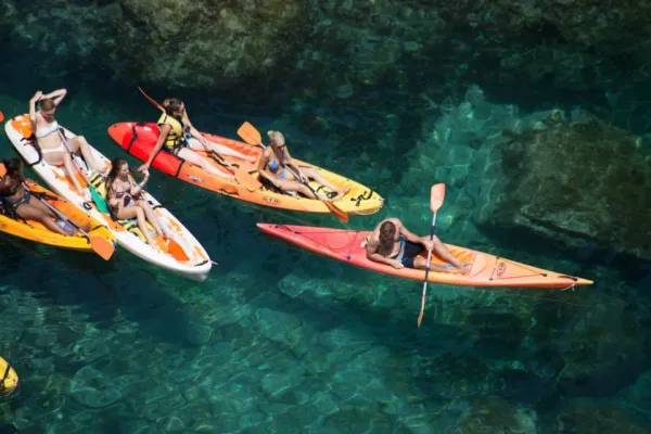 Costa Brava: Excursión de un día con Kayak, Snorkel y Salto de Acantilado desde Barcelona
