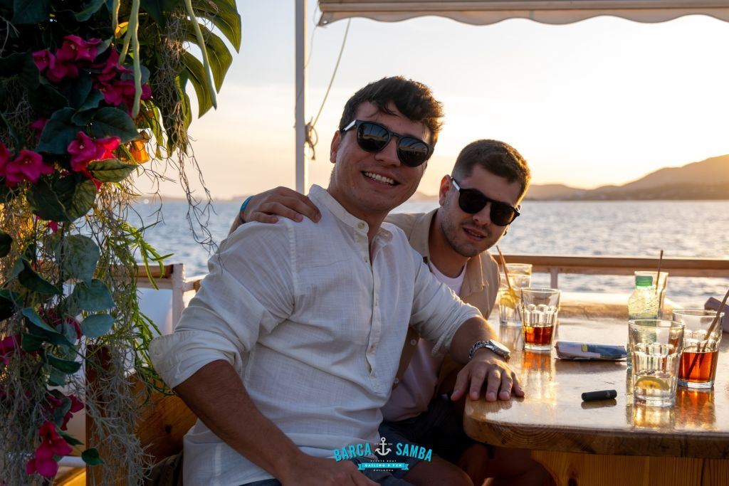 Palma de Mallorca: Puesta de Sol + Paseo en Barco con Música