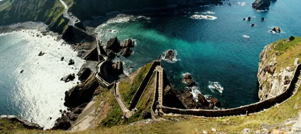 Gaztelugatxe et musée Guggenheim depuis Saint-Sébastien