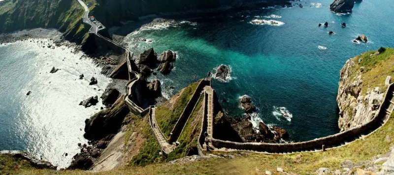 Gaztelugatxe et musée Guggenheim depuis Saint-Sébastien