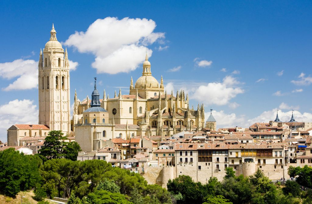 Ávila y Segovia: Excursión de un día desde Madrid + Entrada al Alcázar de Segovia (Opcional)