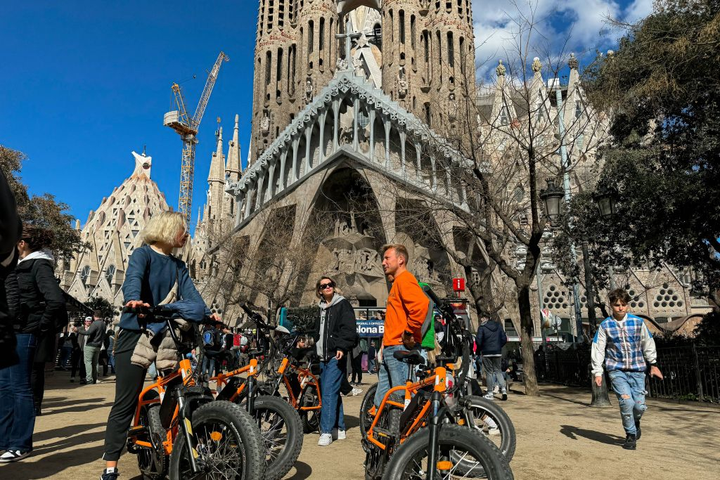 Top-25 Sights Guided City Tour by Bike or E-Bike