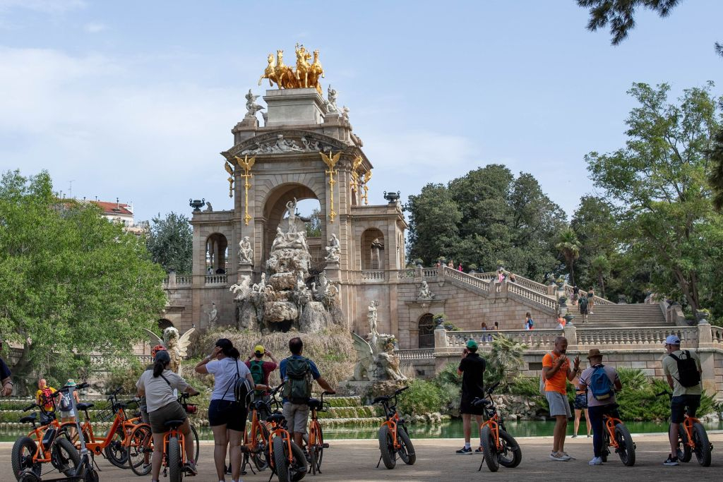 Top-25 Sights Guided City Tour by Bike or E-Bike