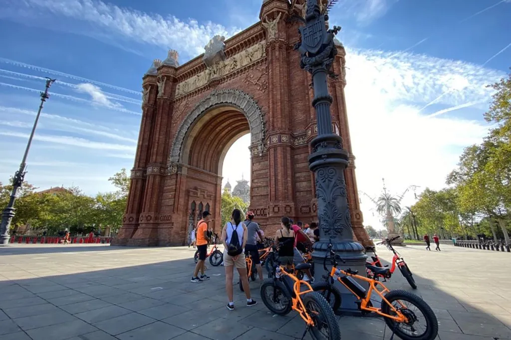 Top-25 Sights Guided City Tour by Bike or E-Bike