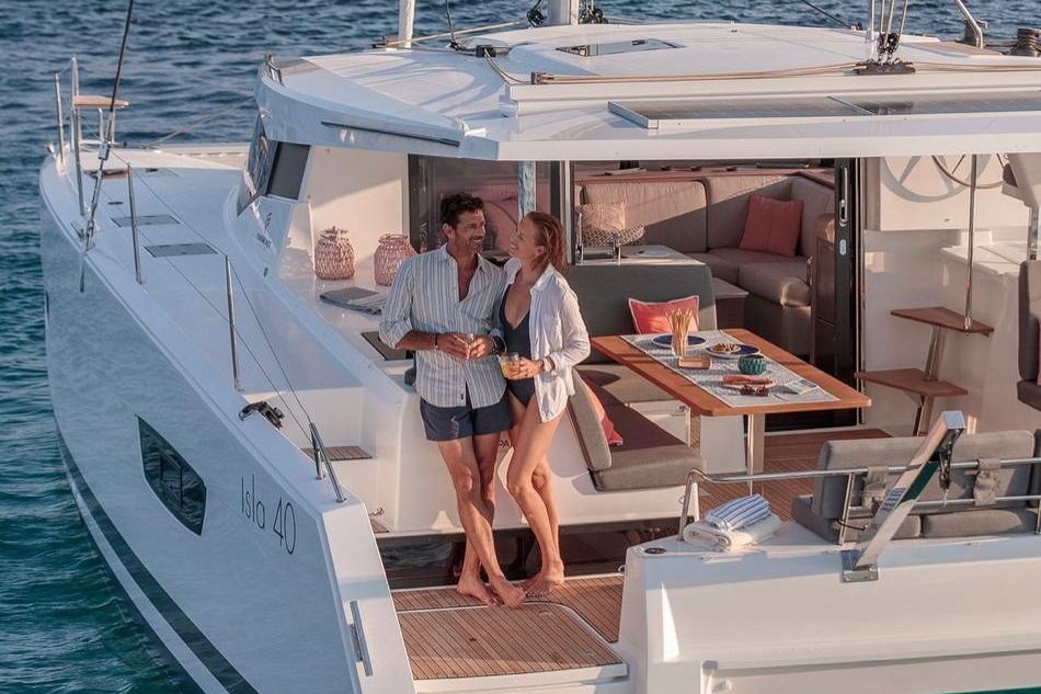 Excursión en Catamarán de Lujo con Tapas y Bebida de Bienvenida para un Máximo de 10-12 Personas