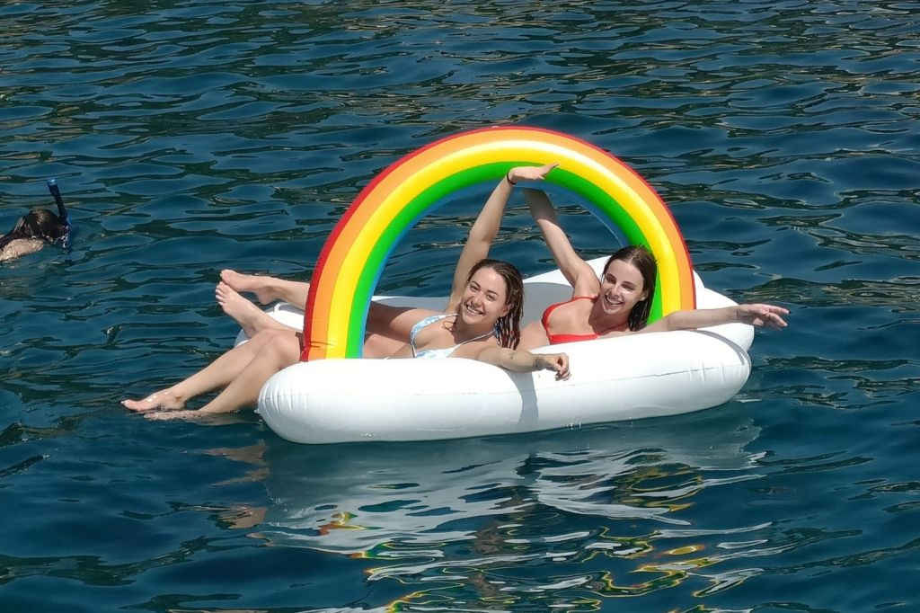 Excursión en Catamarán de Lujo con Tapas y Bebida de Bienvenida para un Máximo de 10-12 Personas