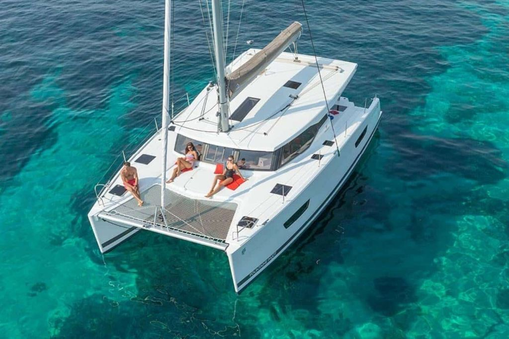 Excursión en Catamarán de Lujo con Tapas y Bebida de Bienvenida para un Máximo de 10-12 Personas