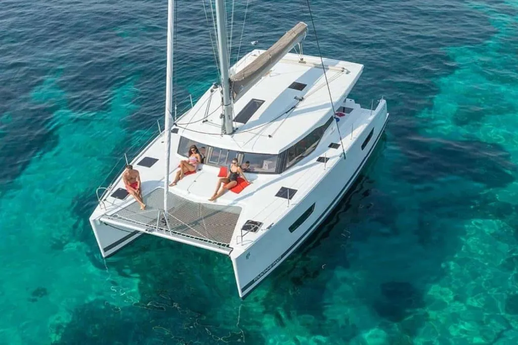 Excursión en Catamarán de Lujo con Tapas y Bebida de Bienvenida para un Máximo de 10-12 Personas