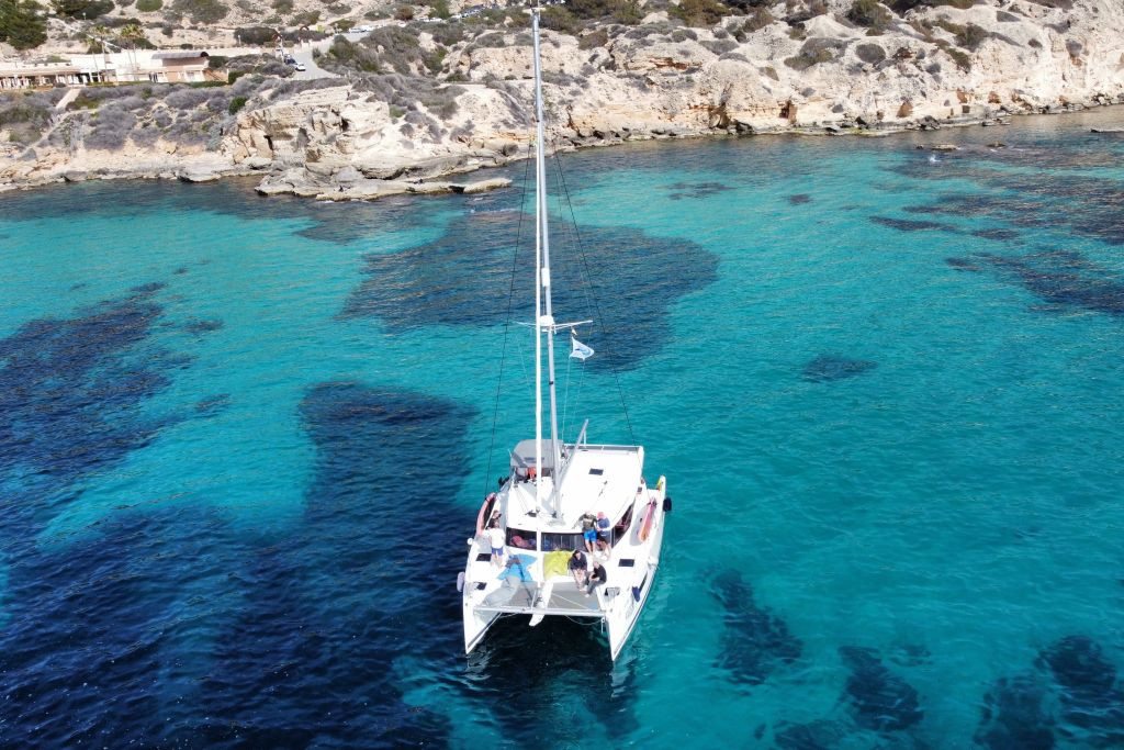 Excursión en Catamarán de Lujo con Tapas y Bebida de Bienvenida para un Máximo de 10-12 Personas