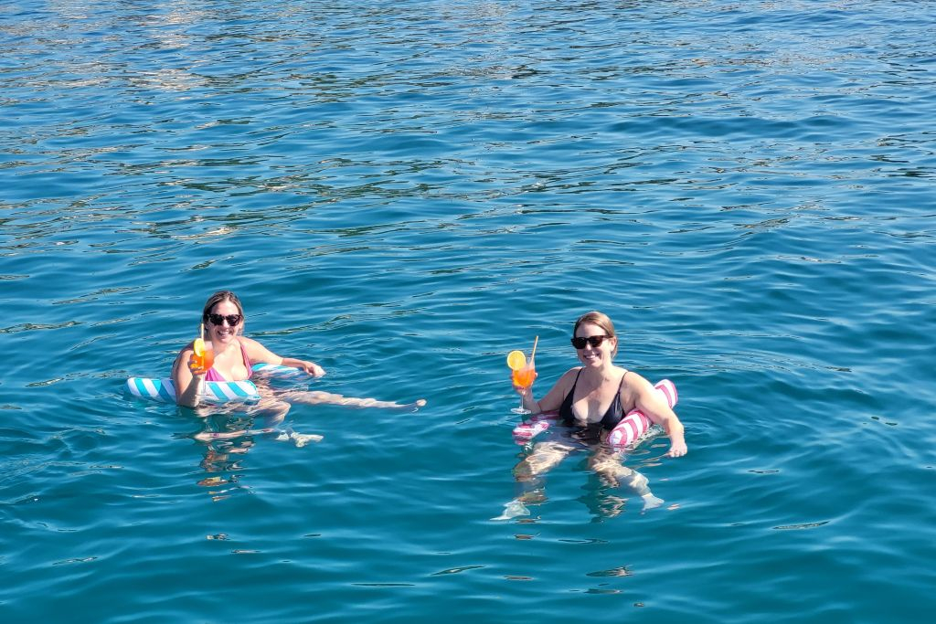 Excursión en Catamarán de Lujo con Tapas y Bebida de Bienvenida para un Máximo de 10-12 Personas