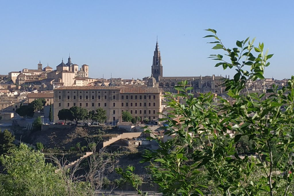Toledo: Guided Walking Tour + Roundtrip from Madrid