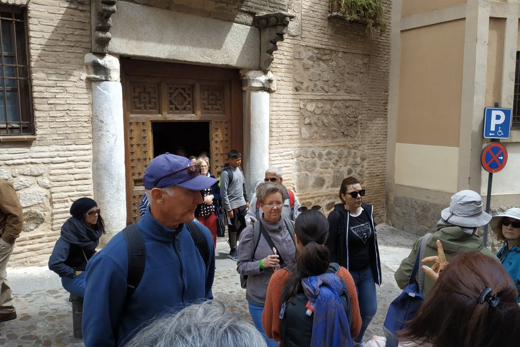 Toledo: Guided Walking Tour + Roundtrip from Madrid