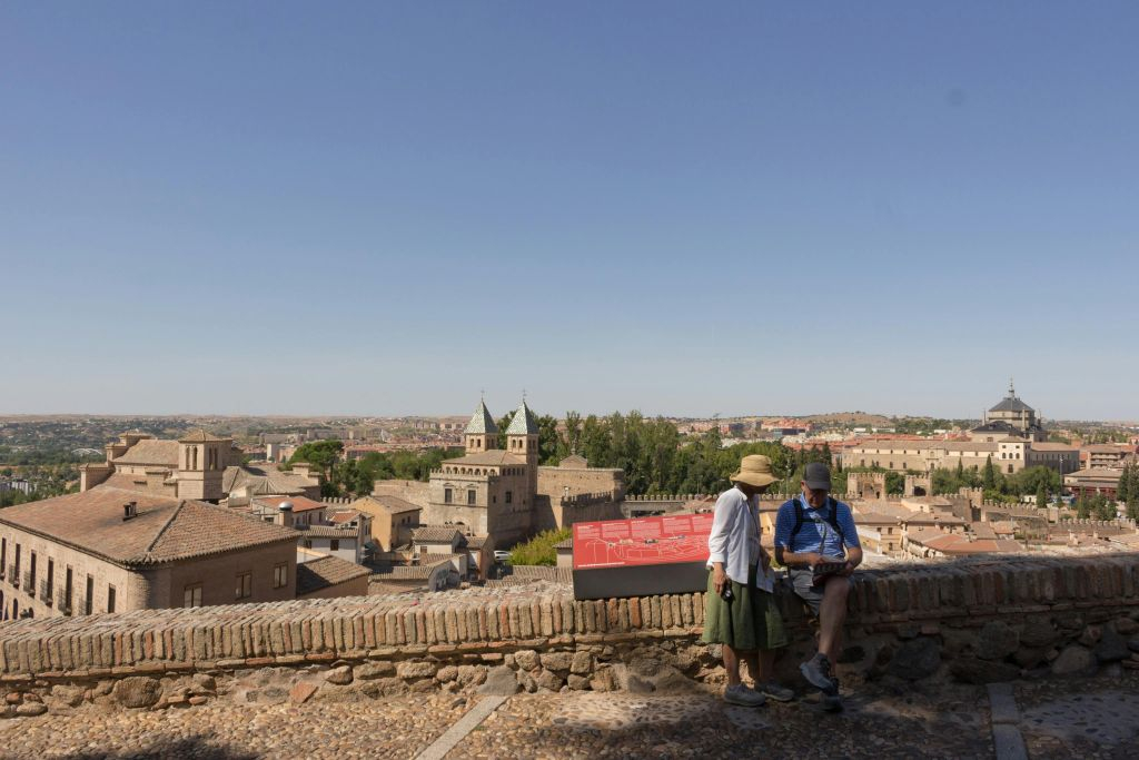 Toledo: Guided Walking Tour + Roundtrip from Madrid