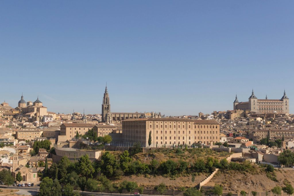 Toledo: Guided Walking Tour + Roundtrip from Madrid