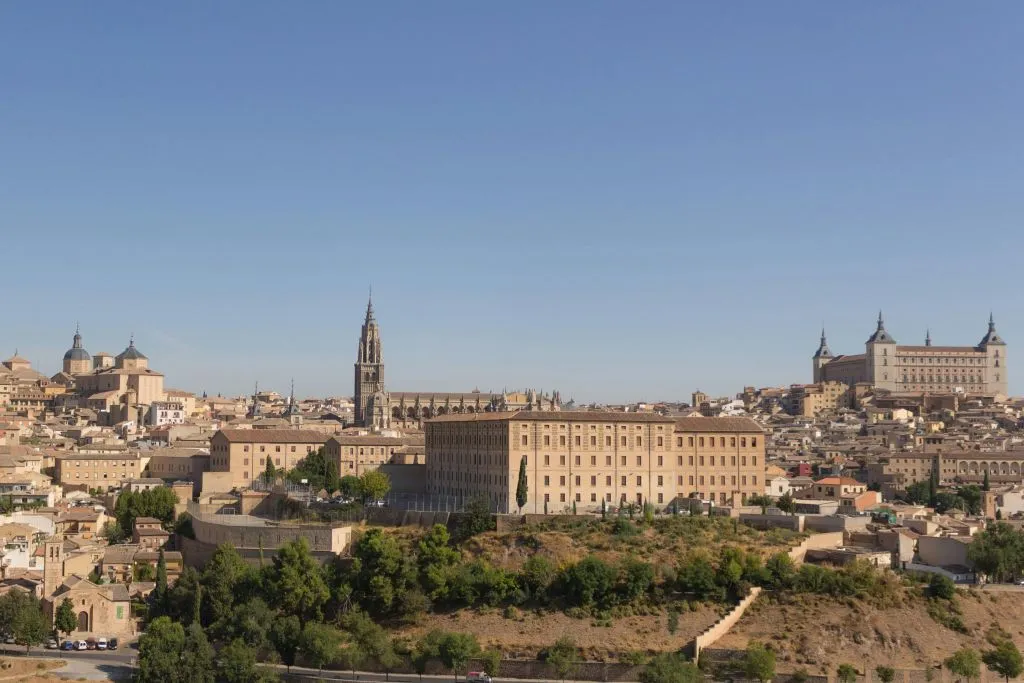 Toledo: Guided Walking Tour + Roundtrip from Madrid